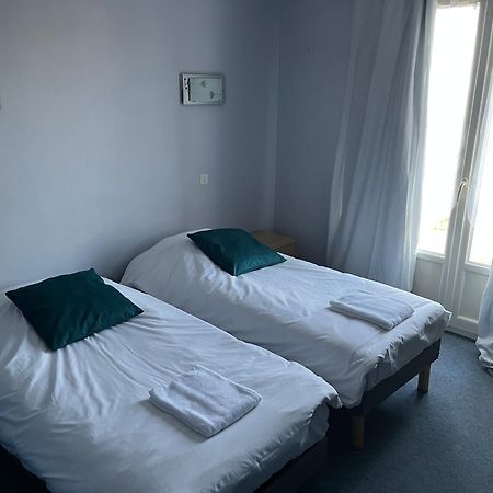 Hotel Le Lyon Vert Commentry Bagian luar foto