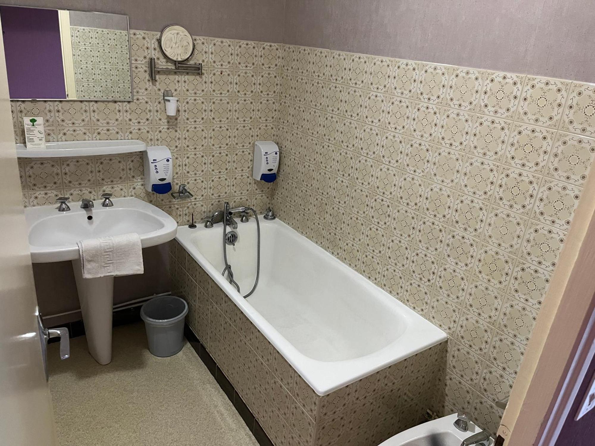 Hotel Le Lyon Vert Commentry Bagian luar foto