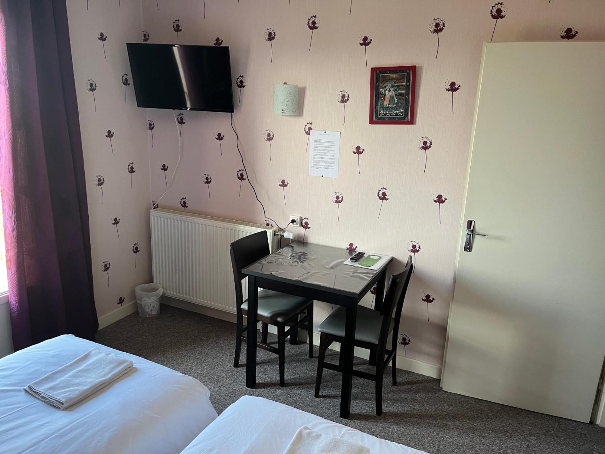 Hotel Le Lyon Vert Commentry Bagian luar foto