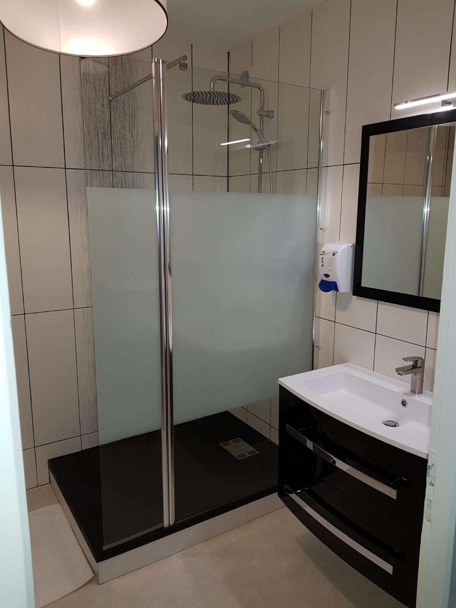 Hotel Le Lyon Vert Commentry Bagian luar foto