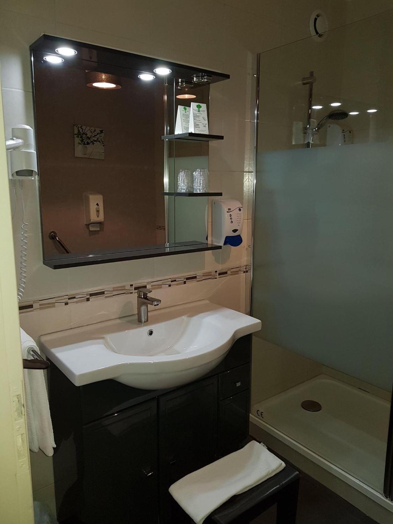 Hotel Le Lyon Vert Commentry Bagian luar foto