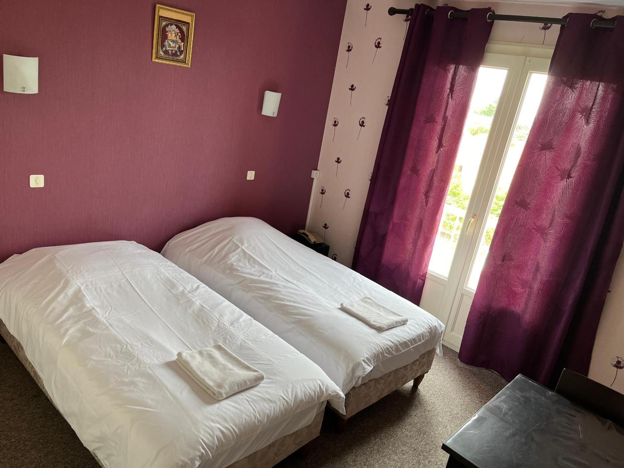 Hotel Le Lyon Vert Commentry Bagian luar foto