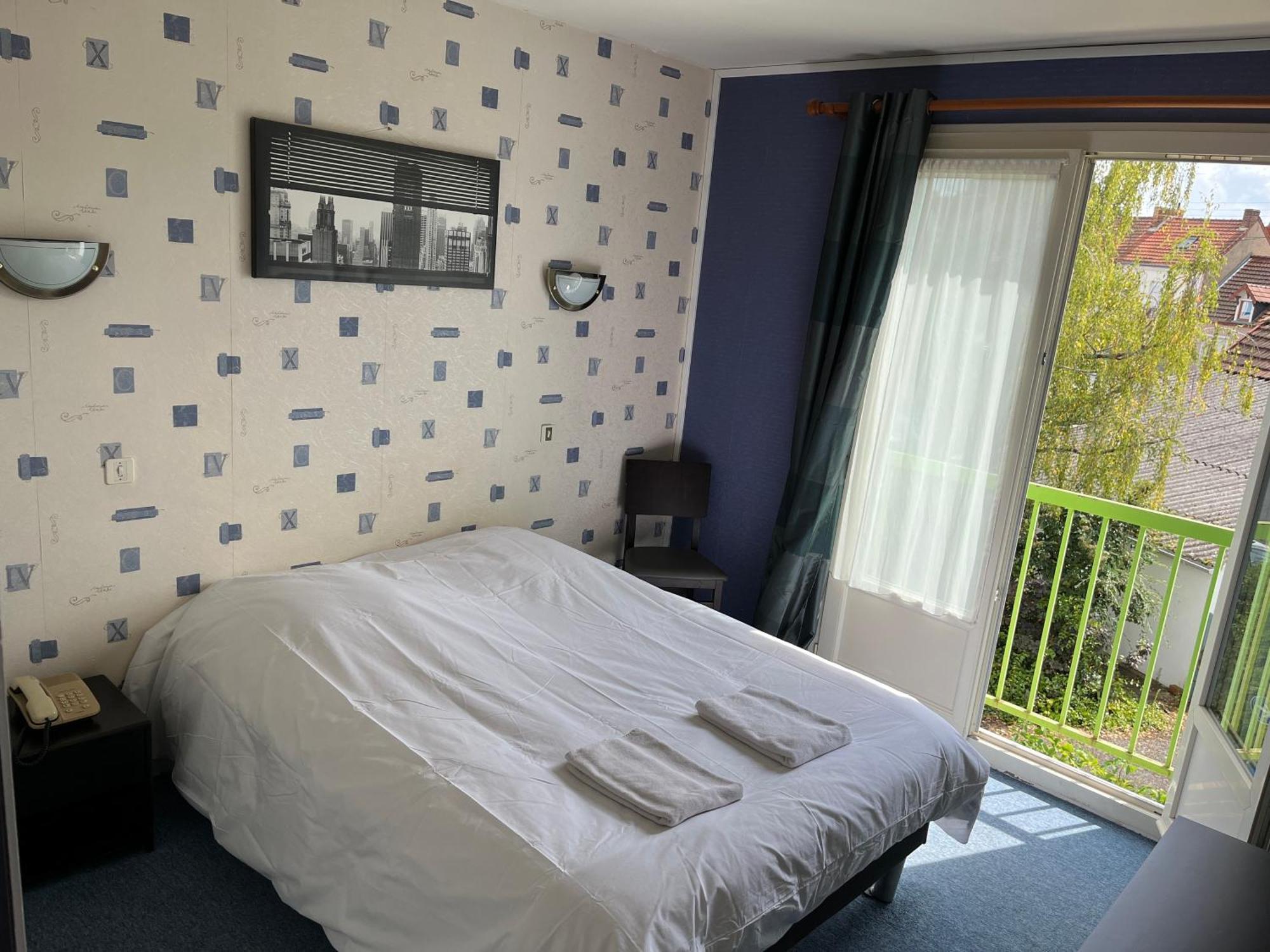 Hotel Le Lyon Vert Commentry Bagian luar foto