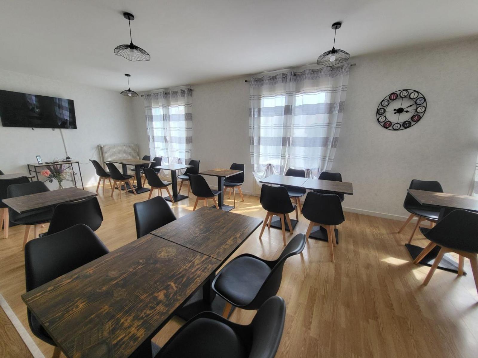 Hotel Le Lyon Vert Commentry Bagian luar foto