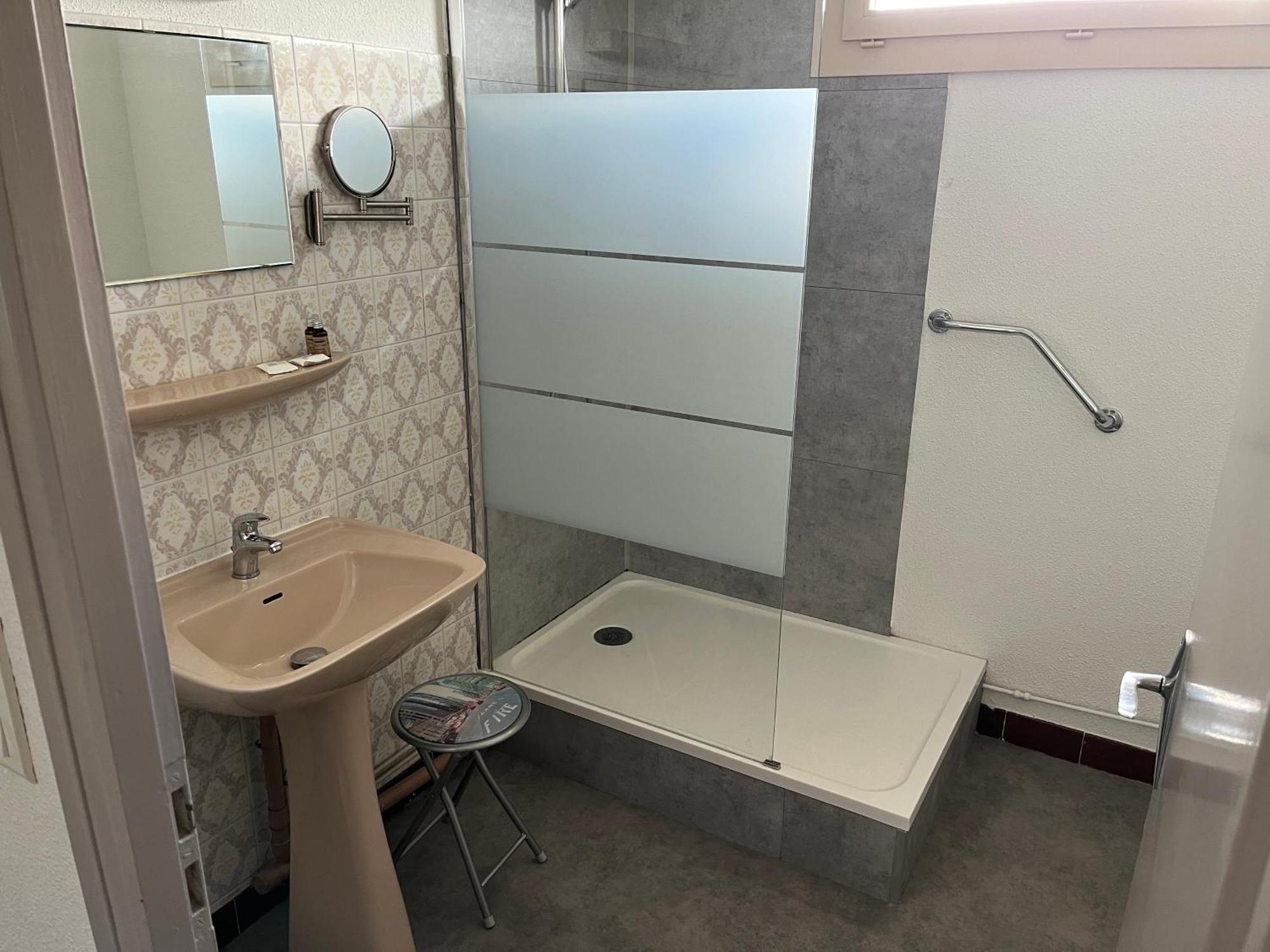 Hotel Le Lyon Vert Commentry Bagian luar foto
