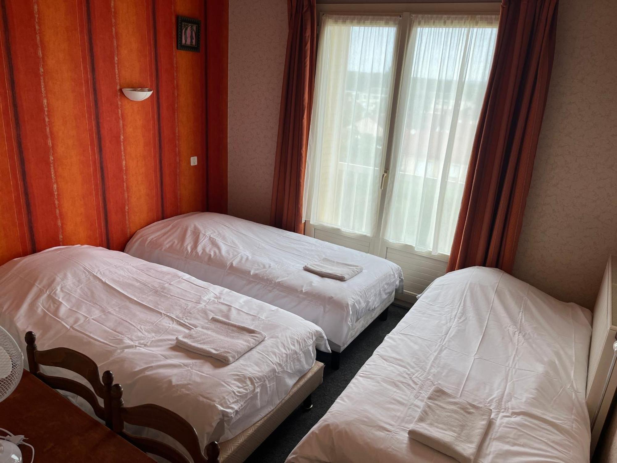 Hotel Le Lyon Vert Commentry Bagian luar foto