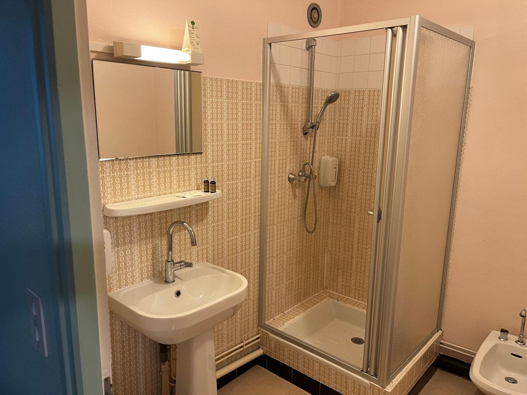 Hotel Le Lyon Vert Commentry Bagian luar foto
