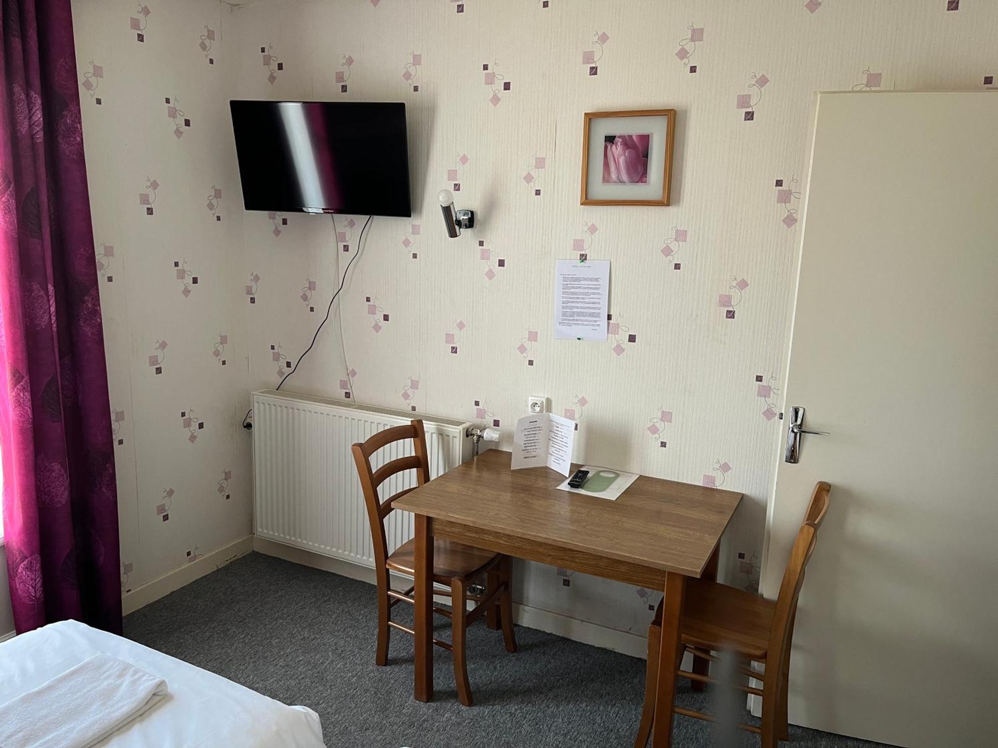 Hotel Le Lyon Vert Commentry Bagian luar foto