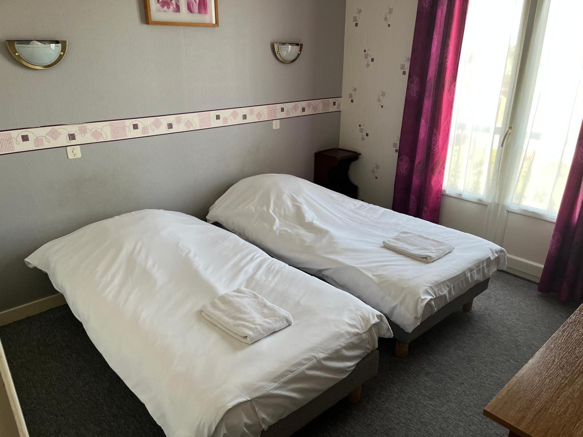 Hotel Le Lyon Vert Commentry Bagian luar foto