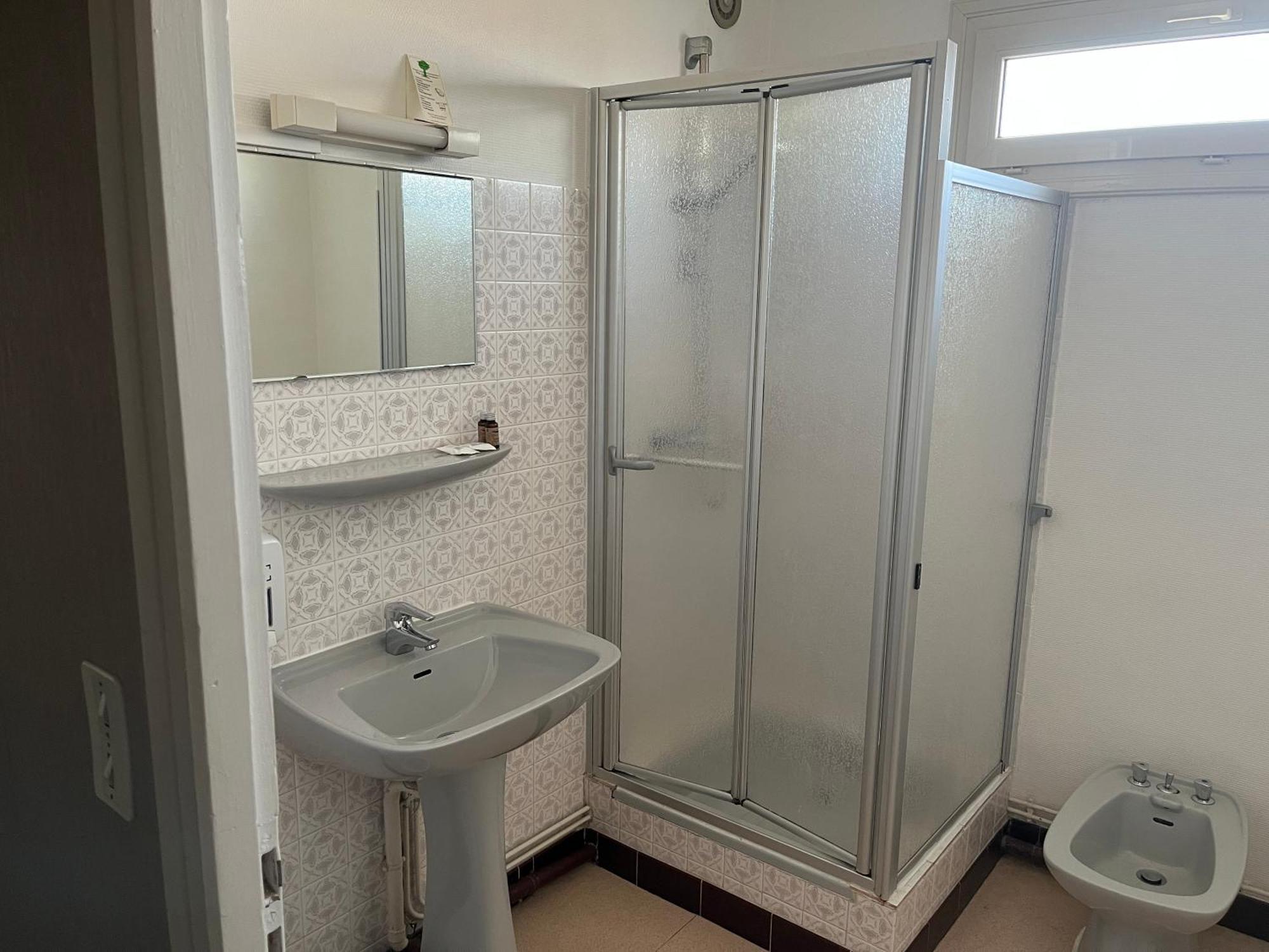Hotel Le Lyon Vert Commentry Bagian luar foto
