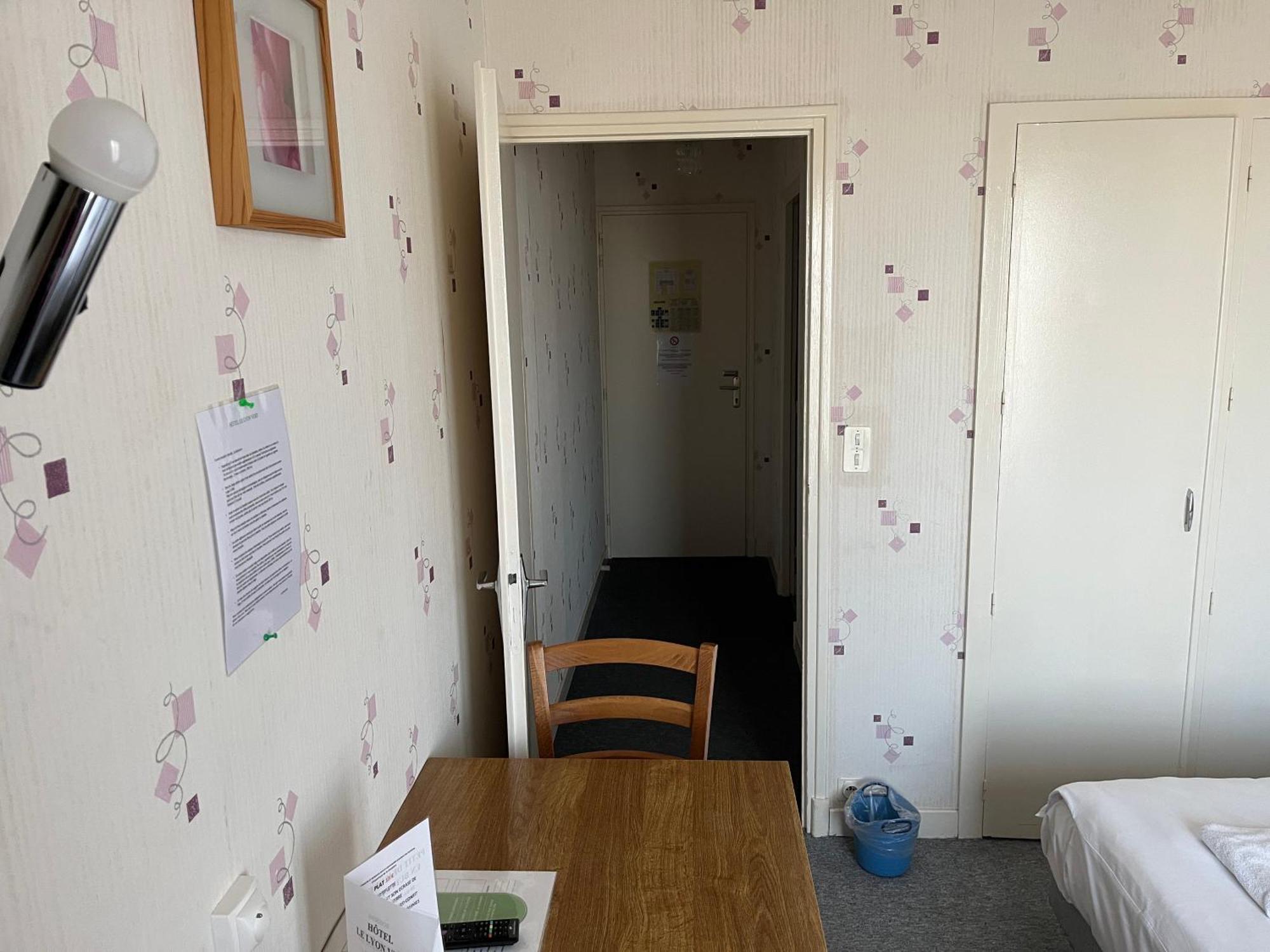 Hotel Le Lyon Vert Commentry Bagian luar foto