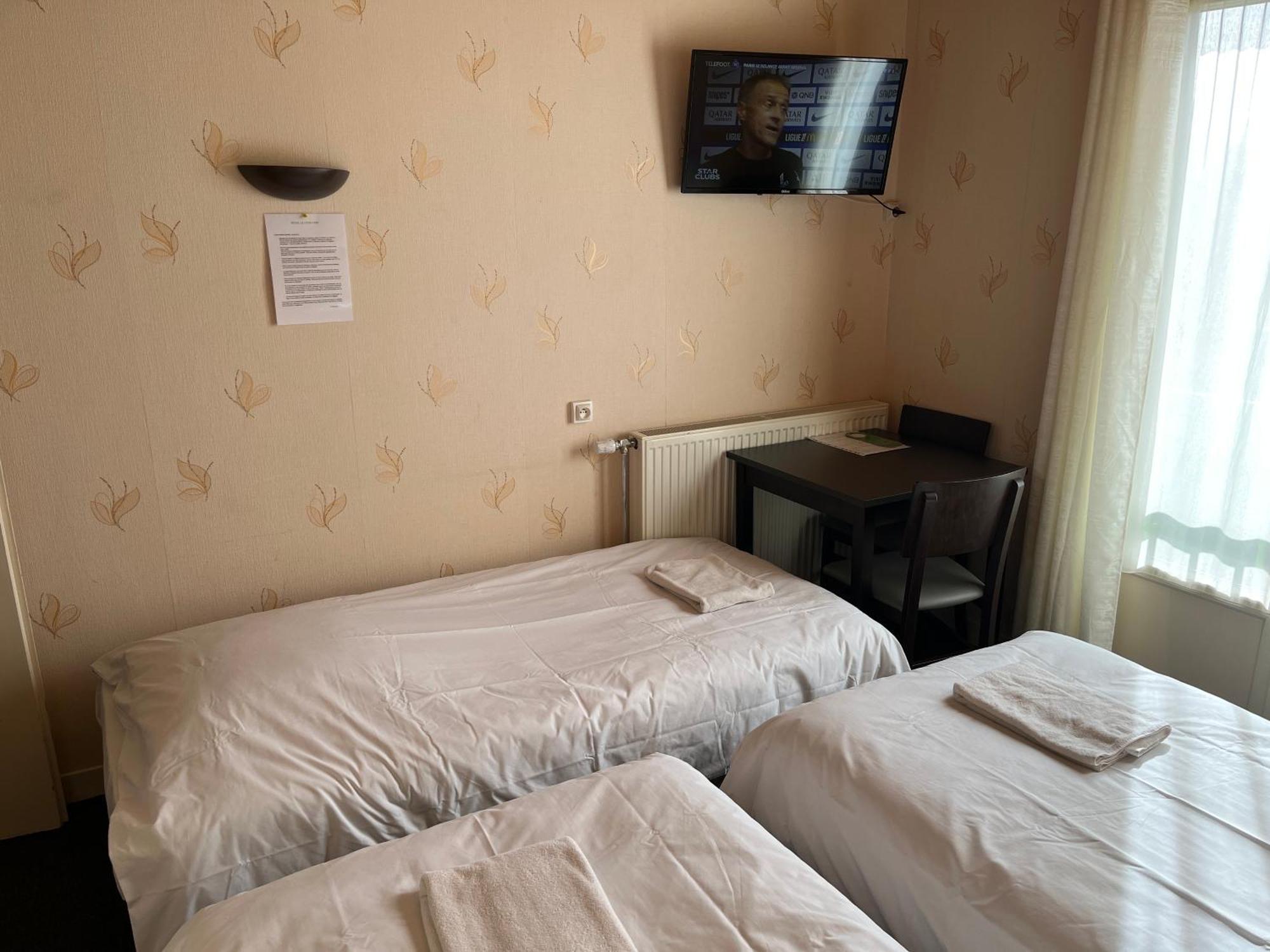 Hotel Le Lyon Vert Commentry Bagian luar foto