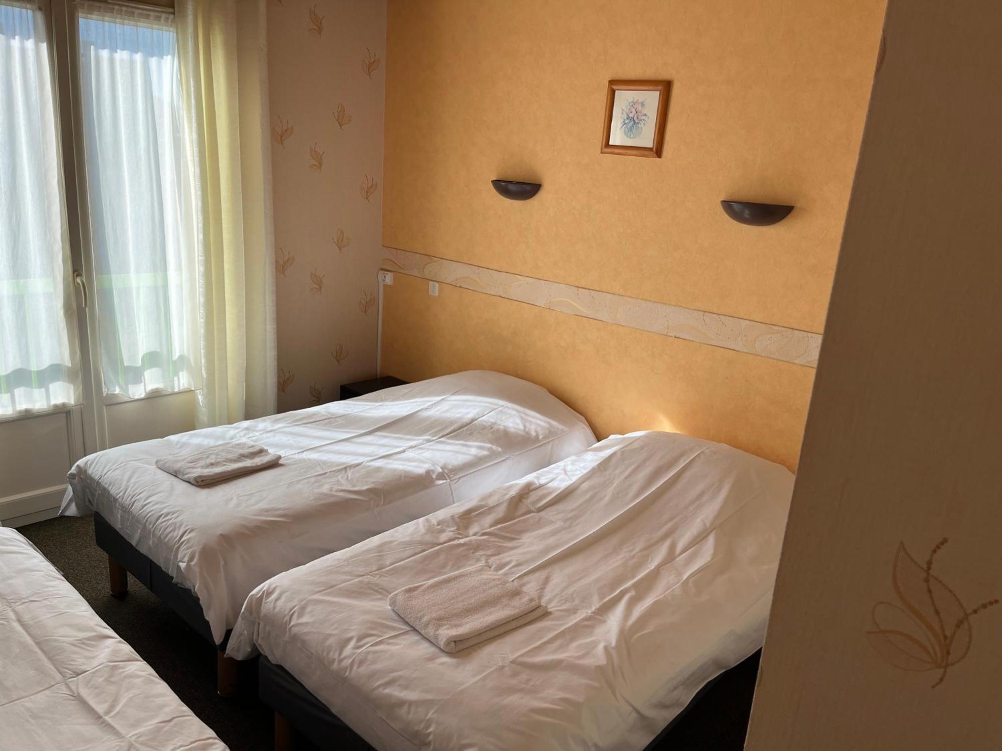 Hotel Le Lyon Vert Commentry Bagian luar foto
