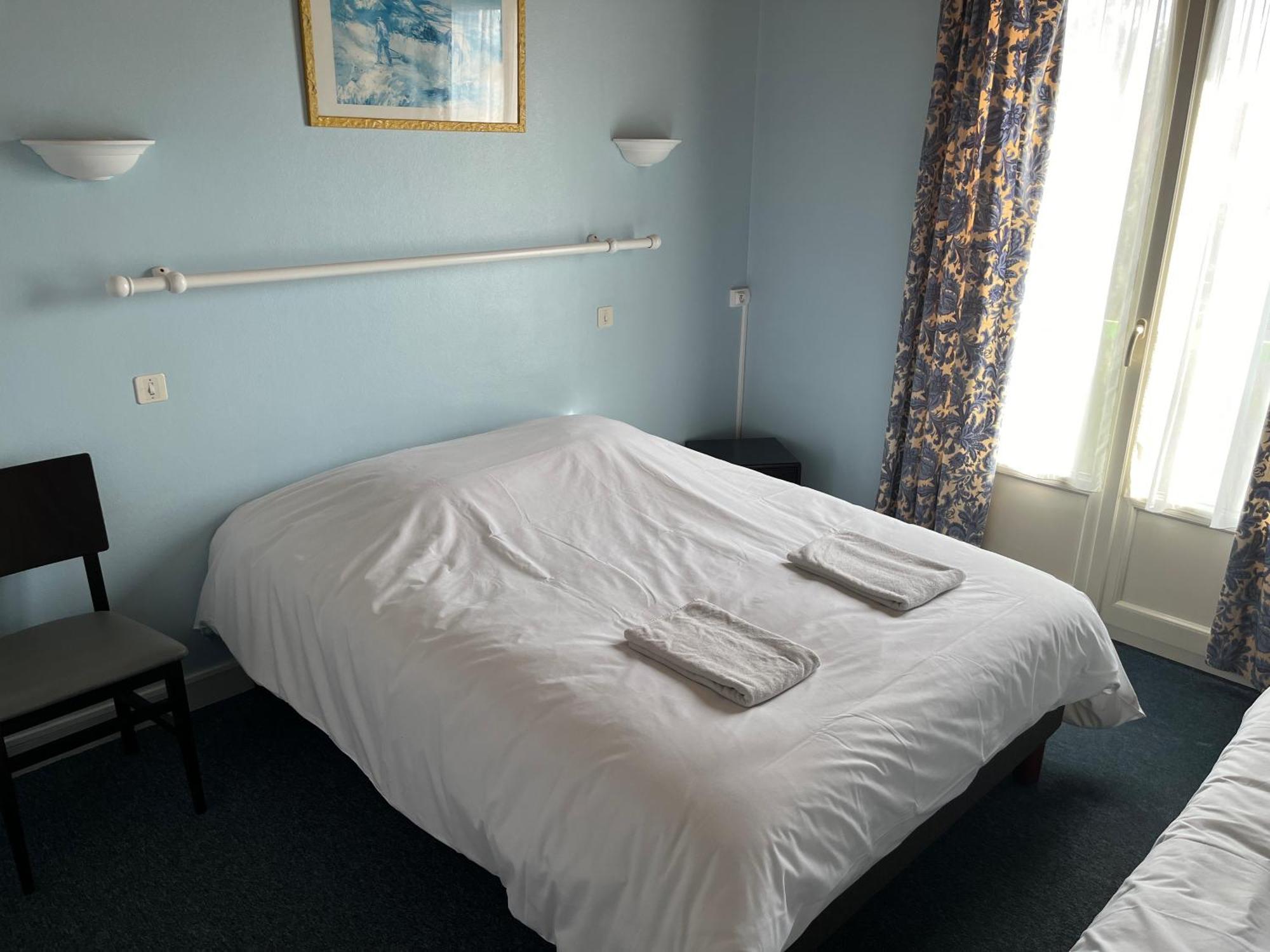 Hotel Le Lyon Vert Commentry Bagian luar foto