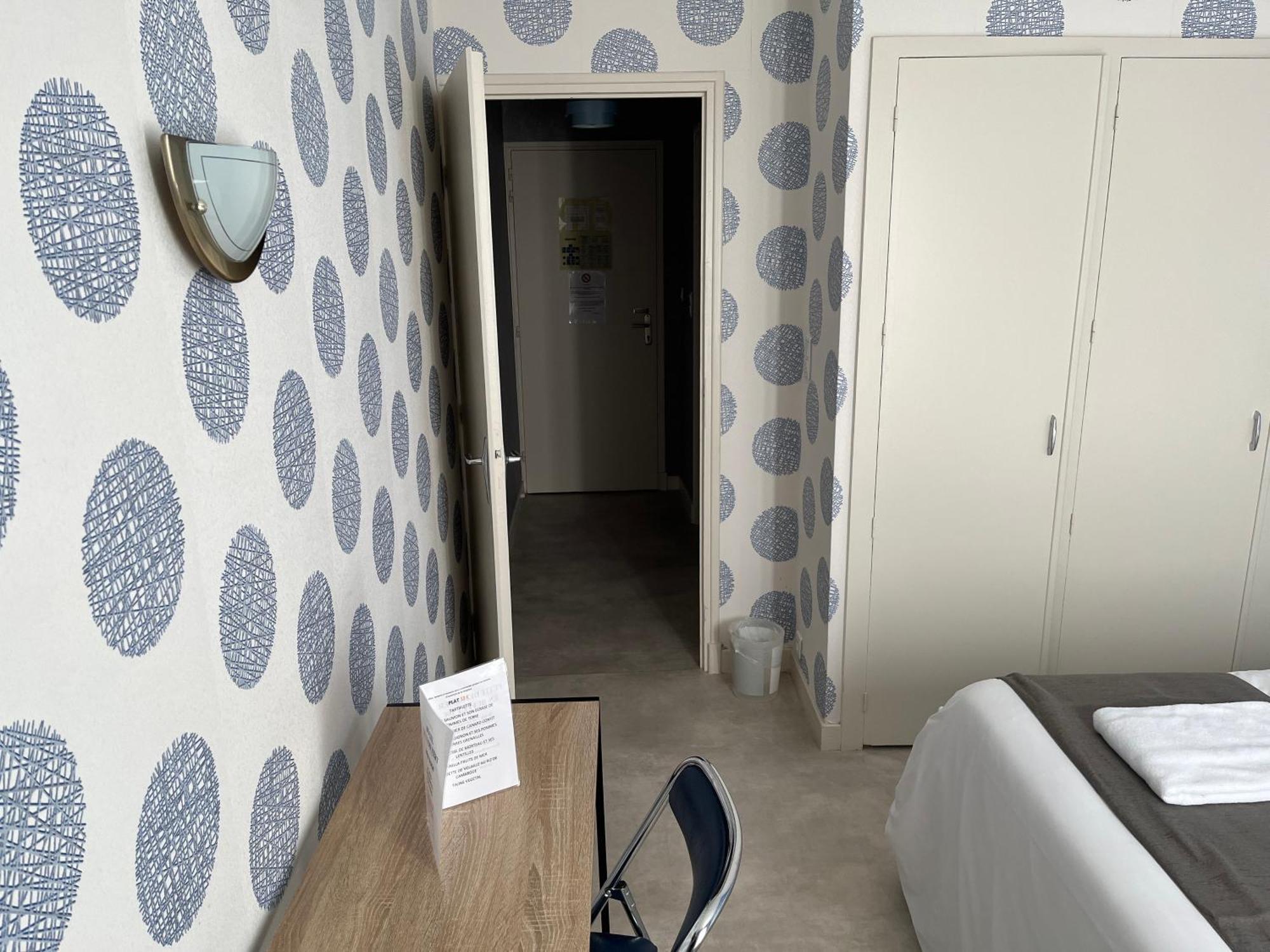 Hotel Le Lyon Vert Commentry Bagian luar foto
