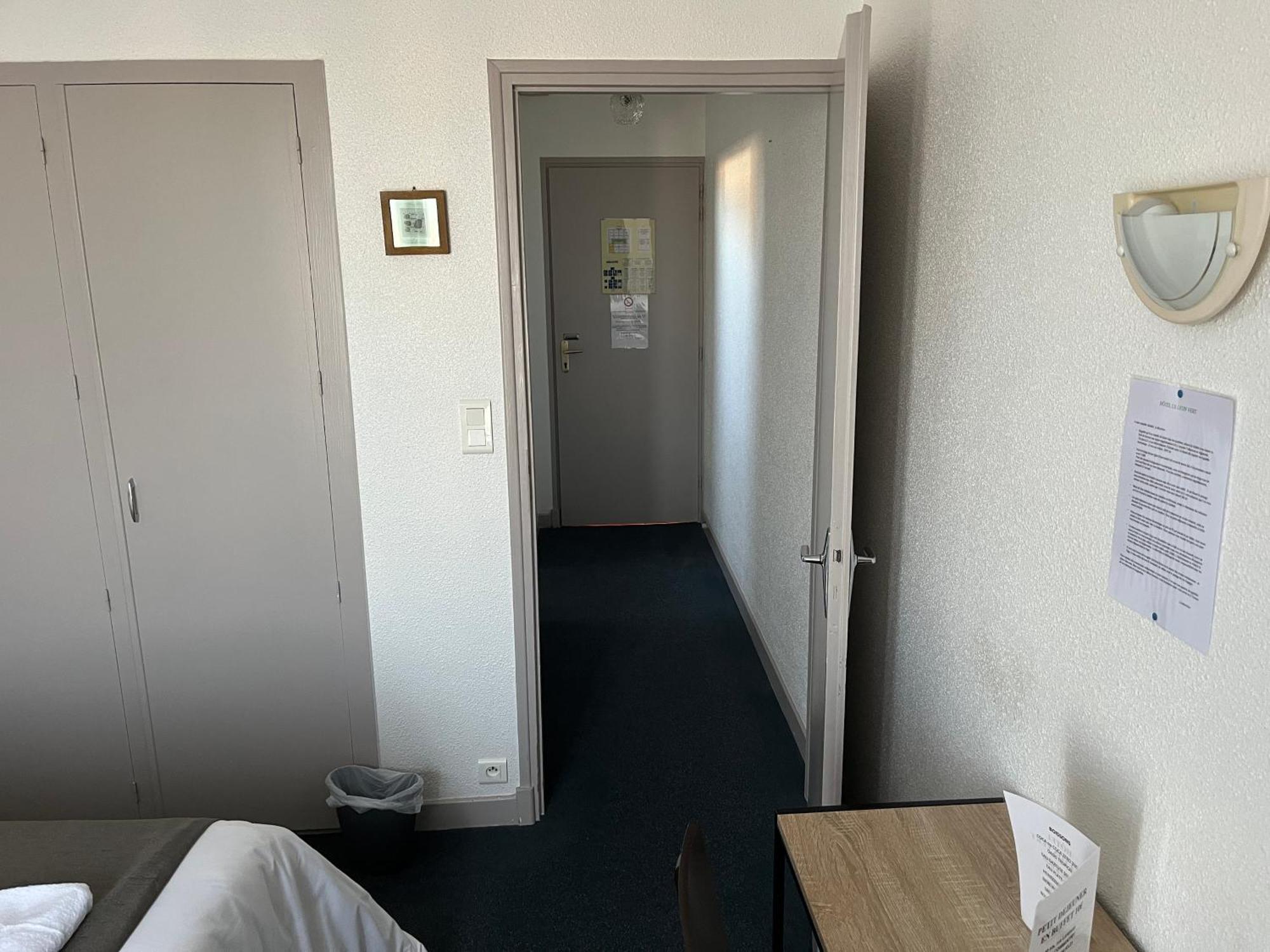 Hotel Le Lyon Vert Commentry Bagian luar foto