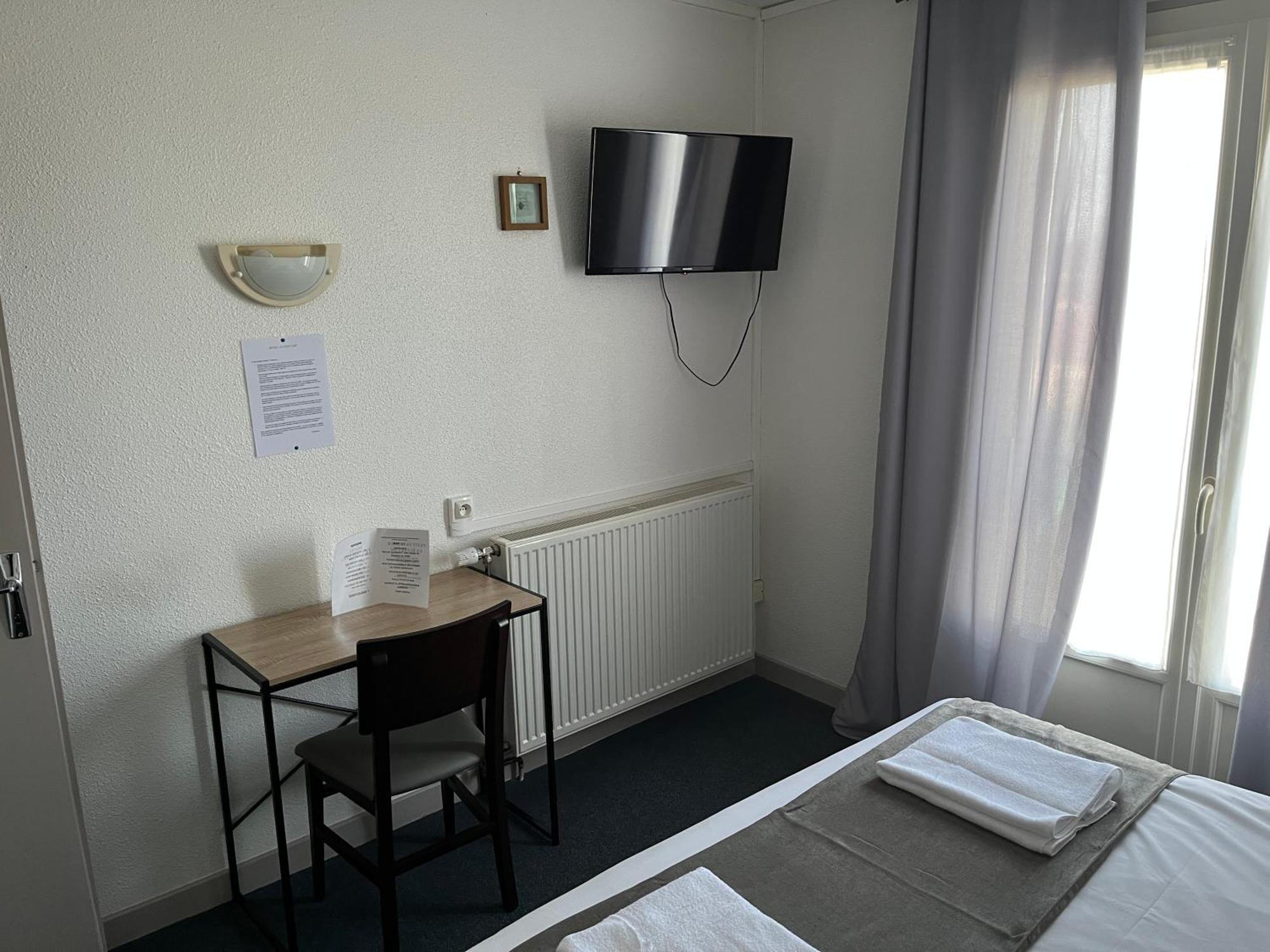 Hotel Le Lyon Vert Commentry Bagian luar foto