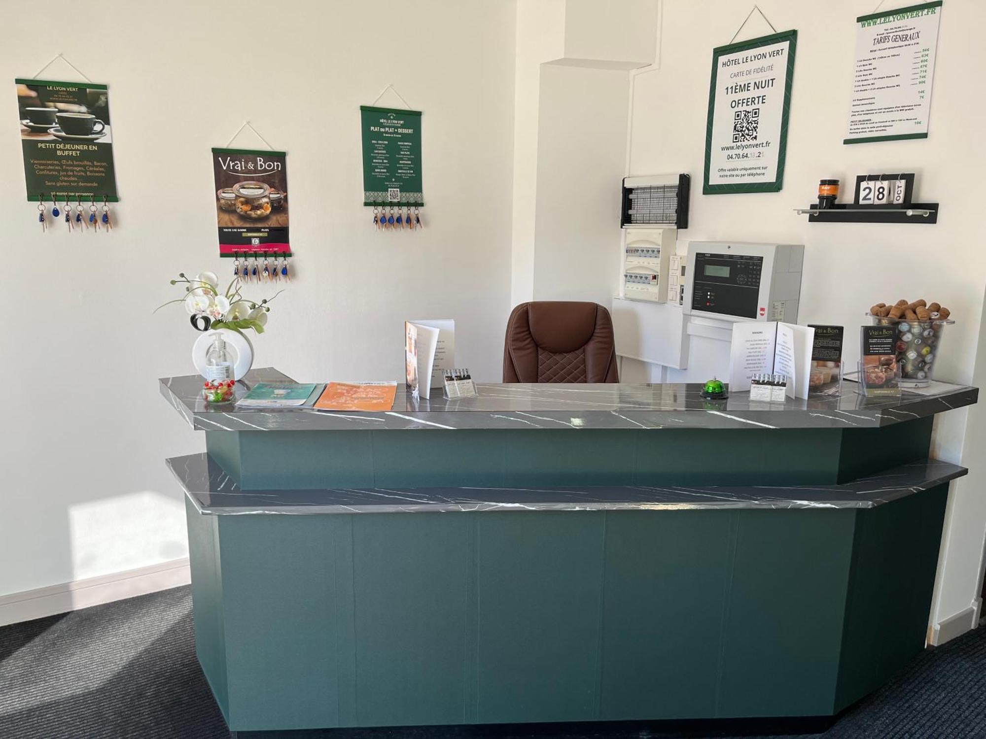 Hotel Le Lyon Vert Commentry Bagian luar foto