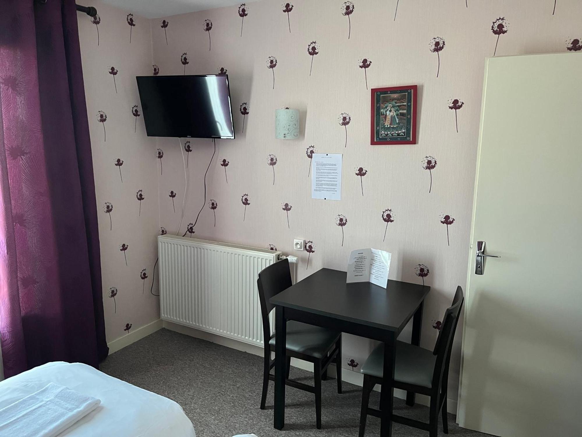 Hotel Le Lyon Vert Commentry Bagian luar foto