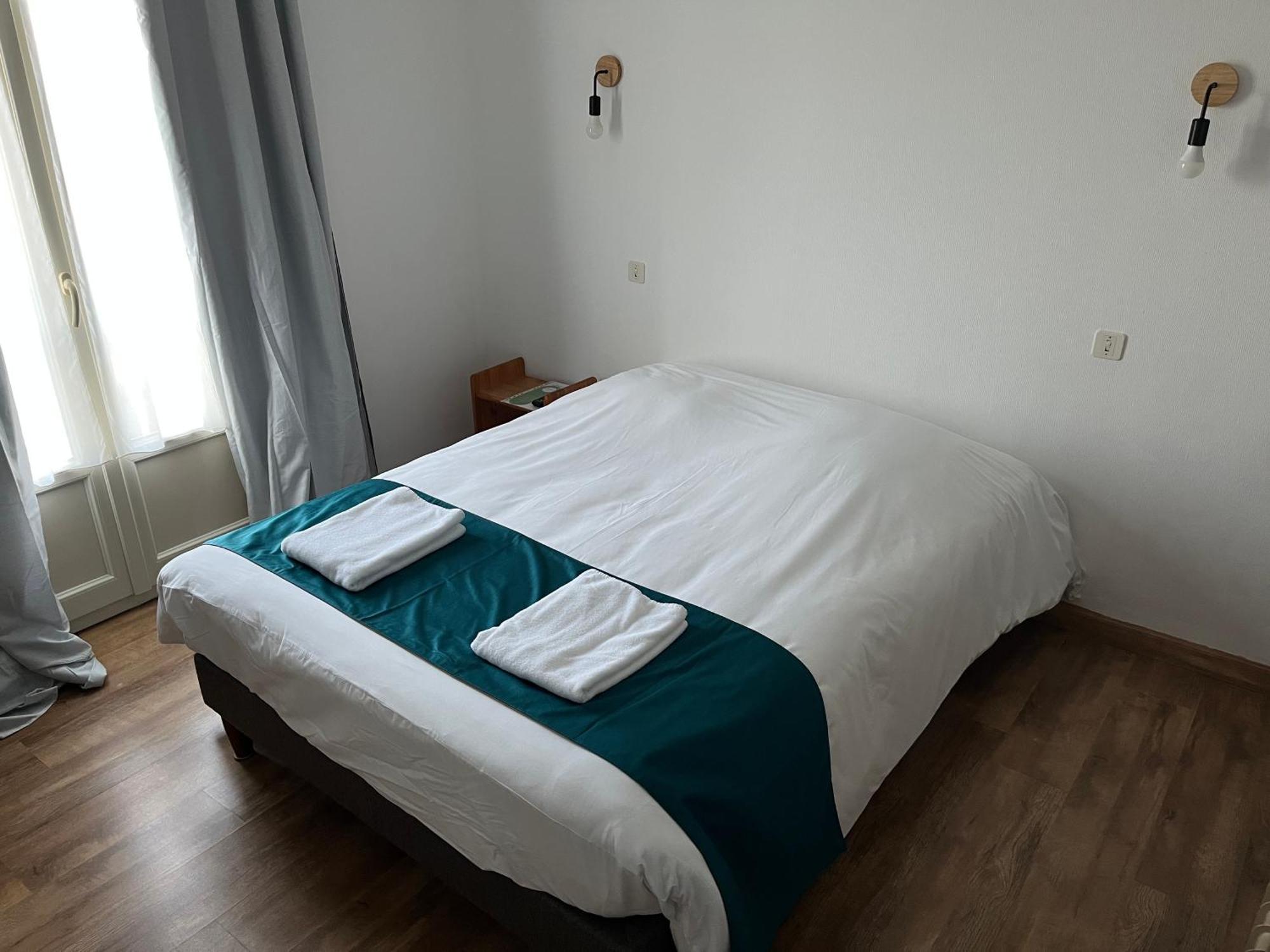 Hotel Le Lyon Vert Commentry Bagian luar foto