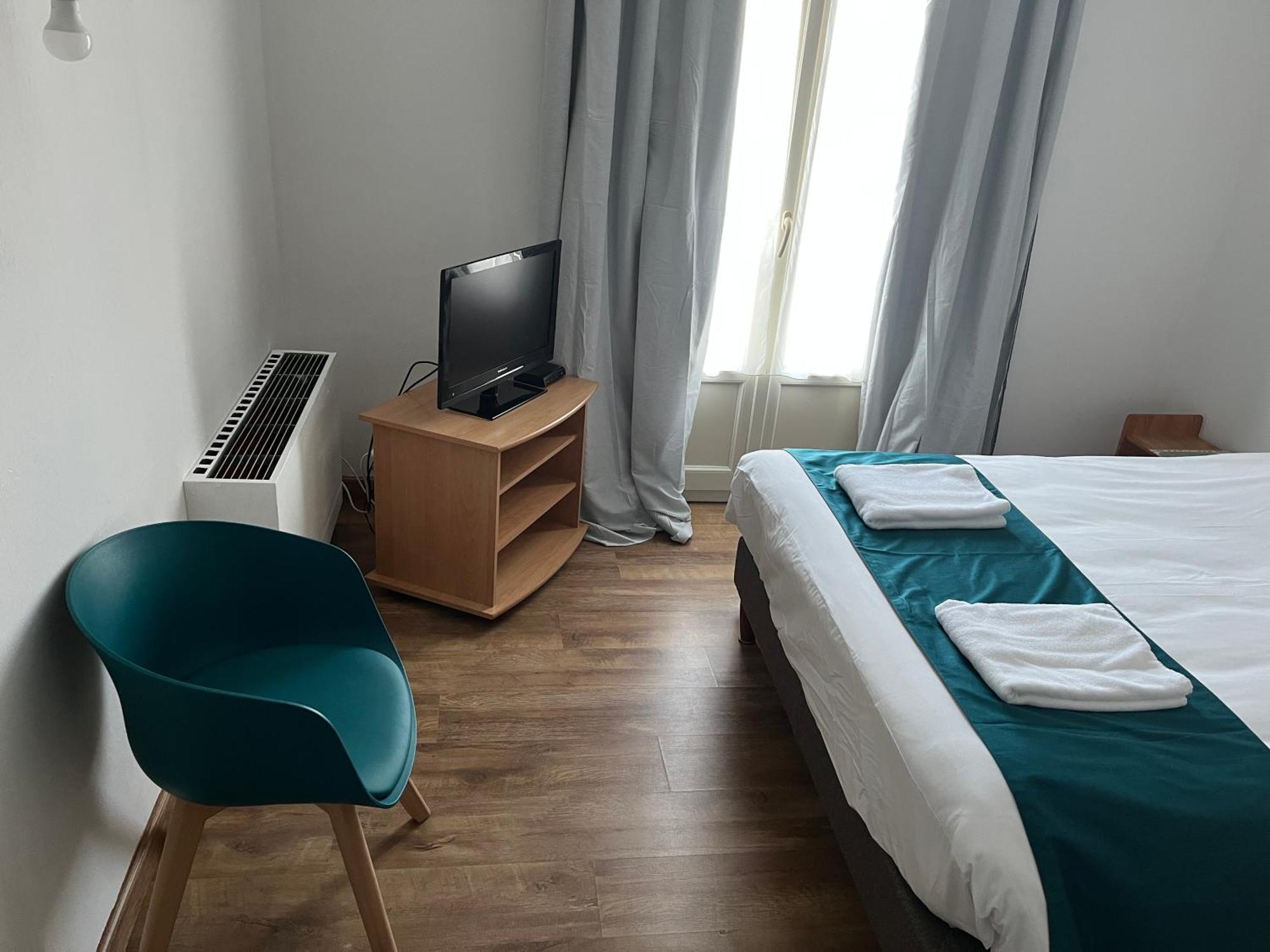 Hotel Le Lyon Vert Commentry Bagian luar foto