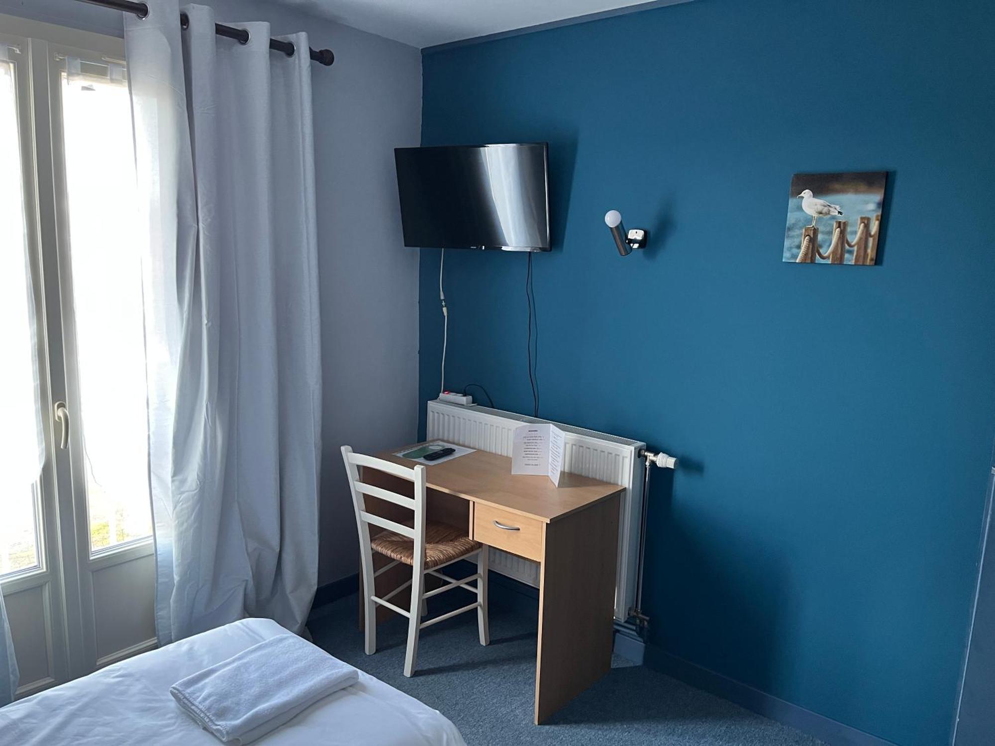 Hotel Le Lyon Vert Commentry Bagian luar foto