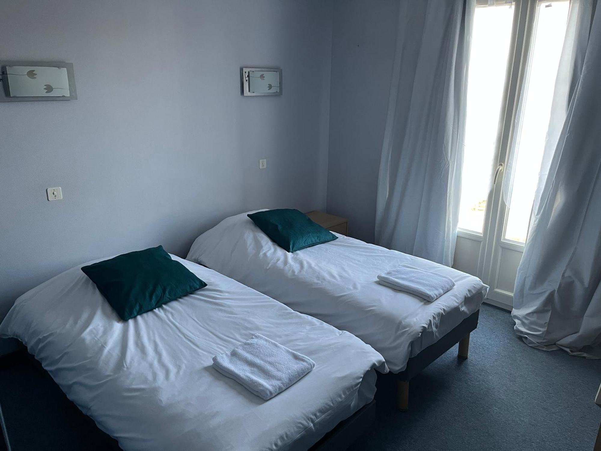 Hotel Le Lyon Vert Commentry Bagian luar foto
