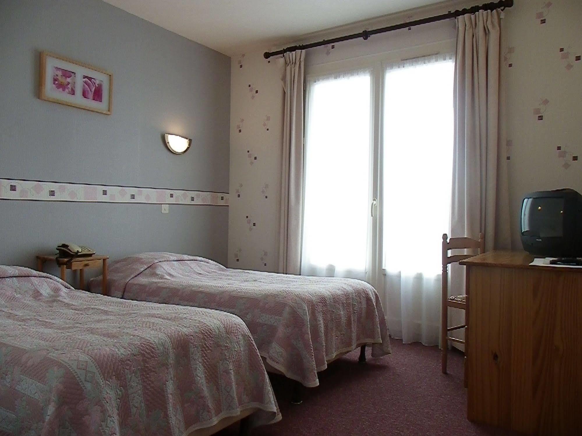Hotel Le Lyon Vert Commentry Bagian luar foto