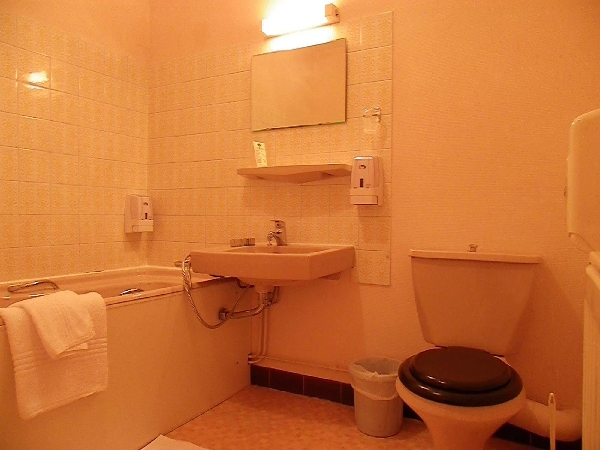 Hotel Le Lyon Vert Commentry Bagian luar foto
