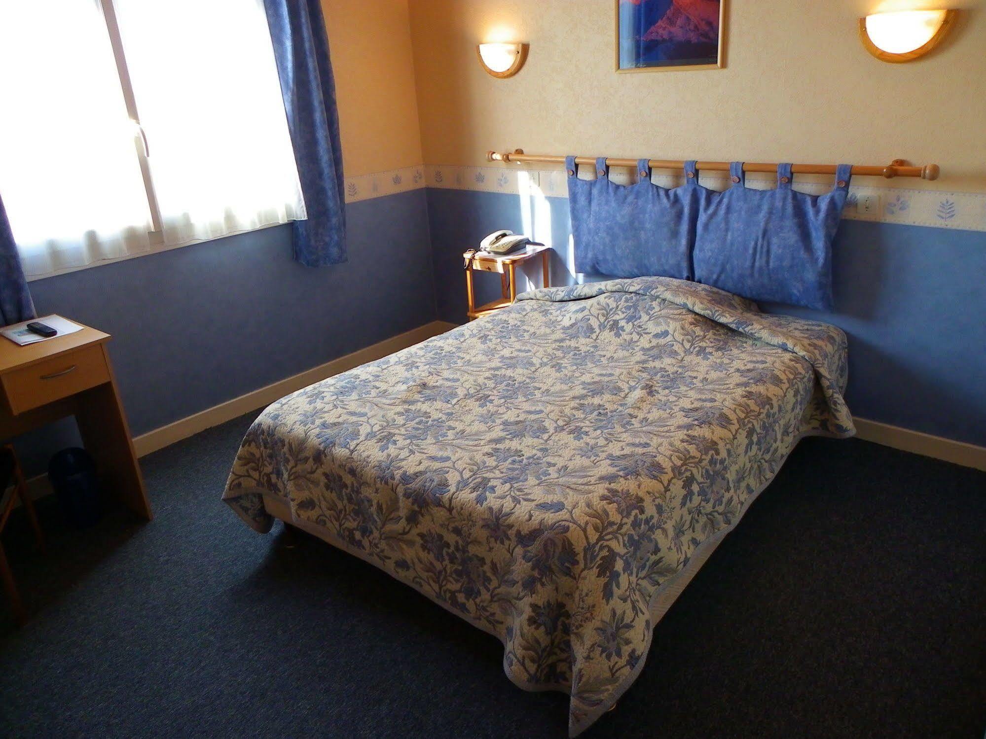 Hotel Le Lyon Vert Commentry Bagian luar foto