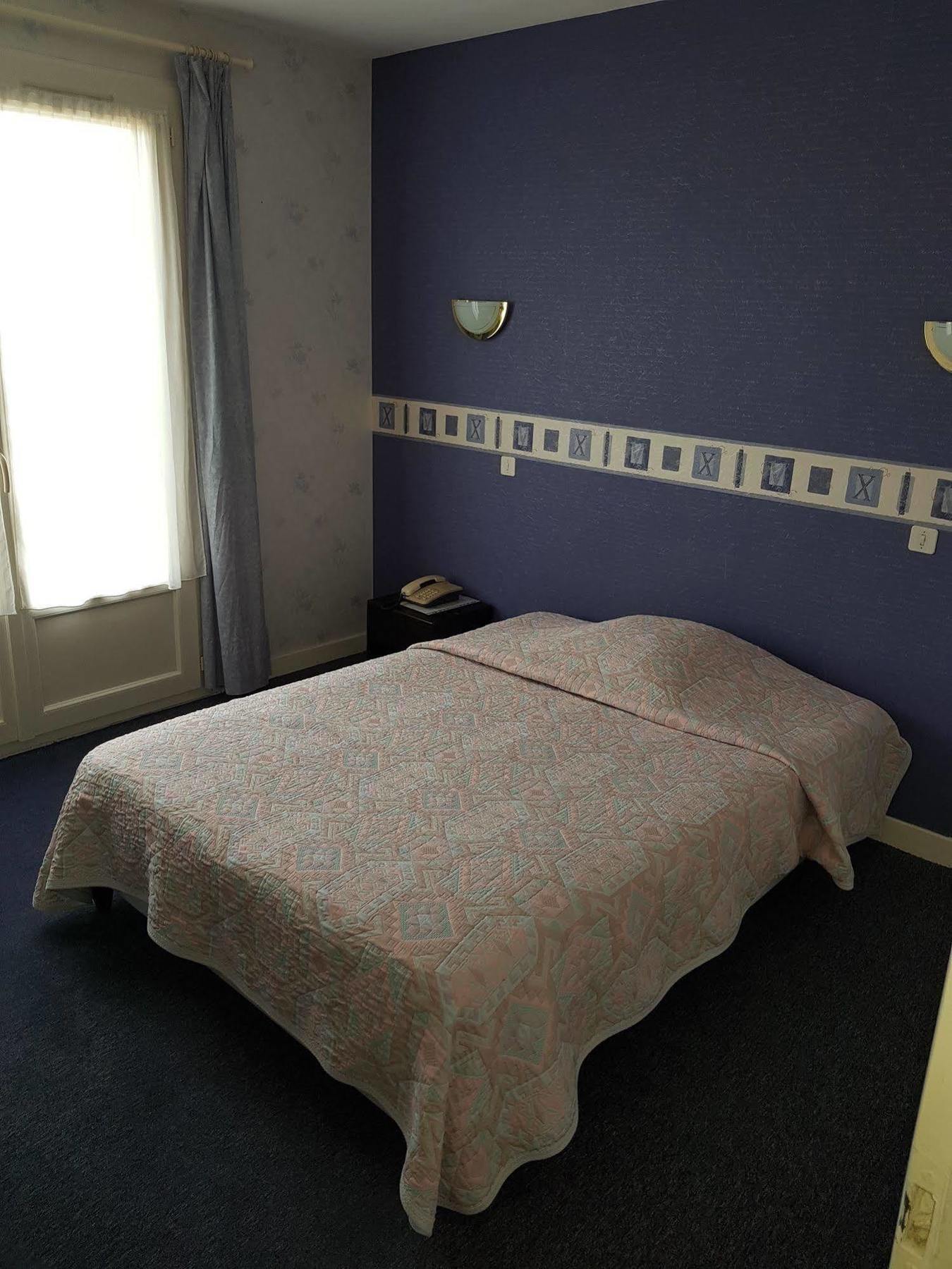 Hotel Le Lyon Vert Commentry Bagian luar foto