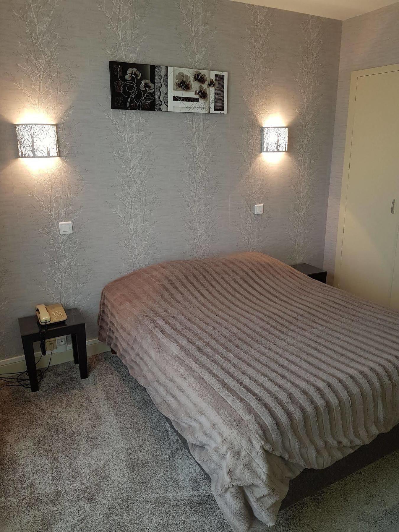 Hotel Le Lyon Vert Commentry Bagian luar foto