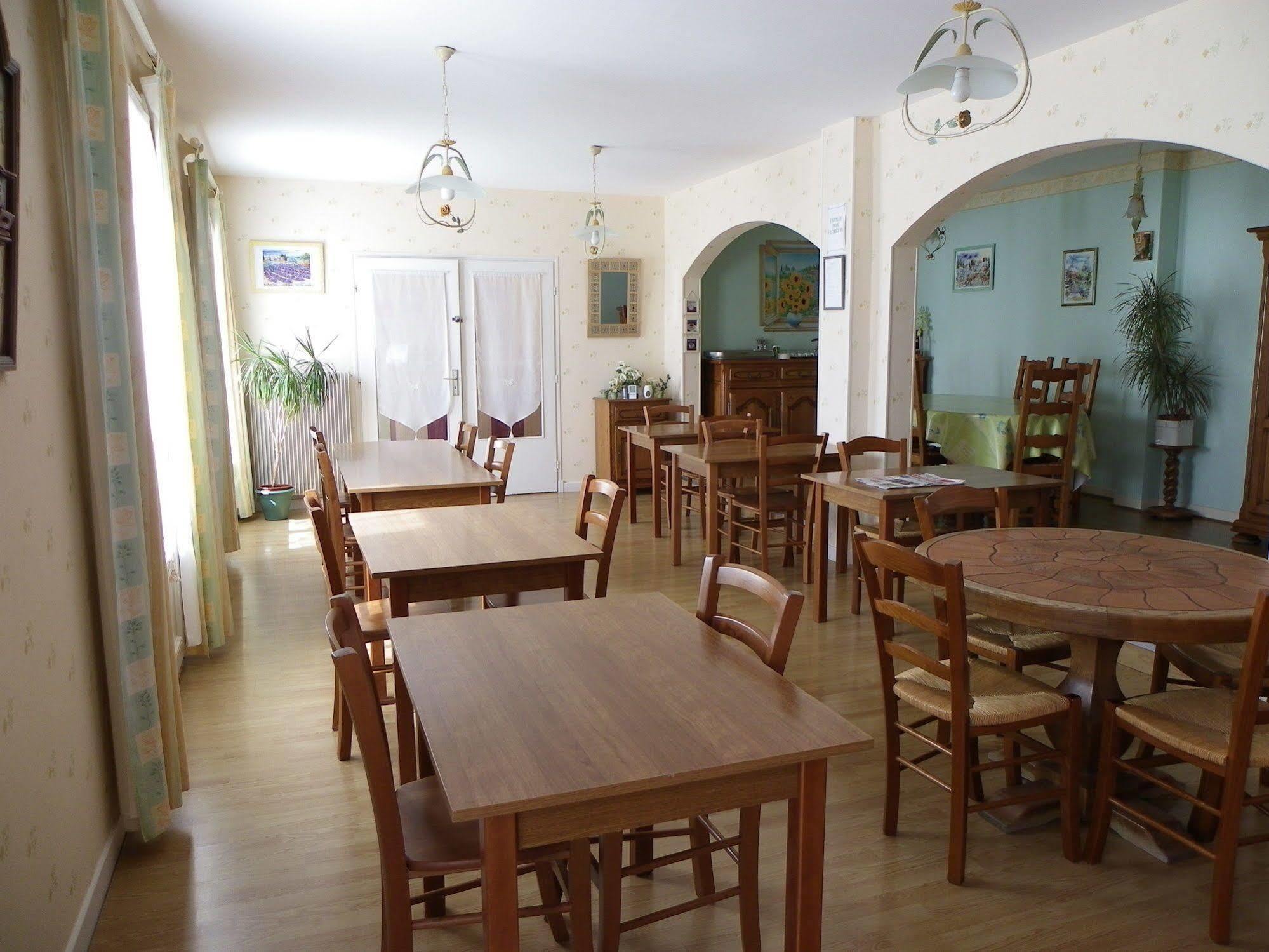 Hotel Le Lyon Vert Commentry Bagian luar foto