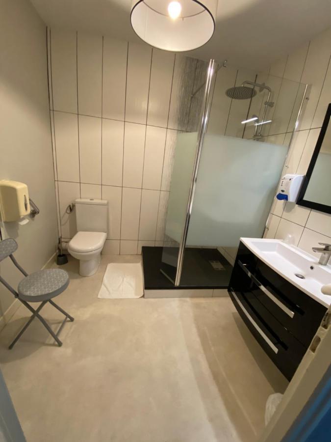 Hotel Le Lyon Vert Commentry Bagian luar foto